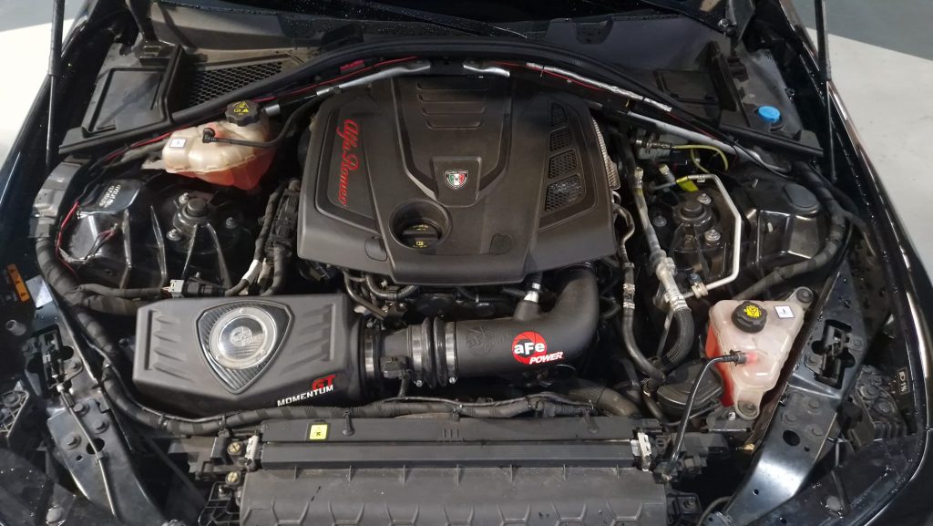 Motor van een Alfa Romeo Giulia in de werkplaats van Garage Gert Post