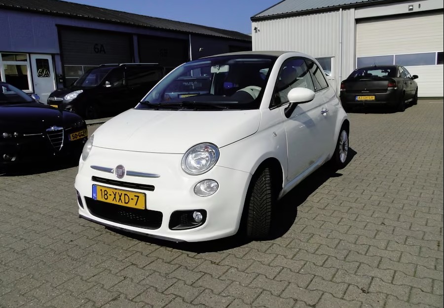 Witte Fiat 500 op het terrein van Garage Gert Post