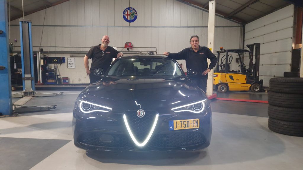 Gert Post en Jan Speksnijder bij een Alfa Romeo Giulia in de werkplaats
