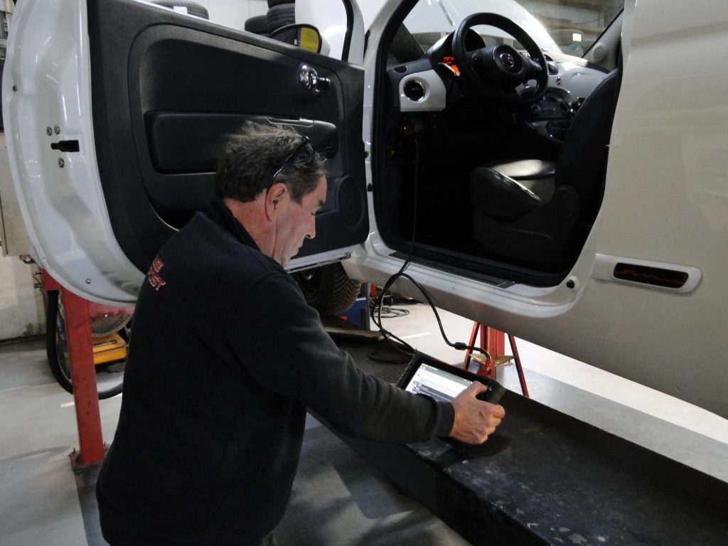Gert Post leest een Fiat 500 uit met de uitleesapparatuur